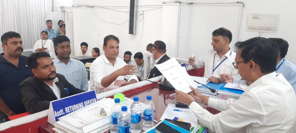 जिले में आज 05 अभ्यर्थियों ने लिए नामांकन पत्र .. Kshiti Technologies जिले में आज 05 अभ्यर्थियों ने लिए नामांकन पत्र .. Kshiti Technologies