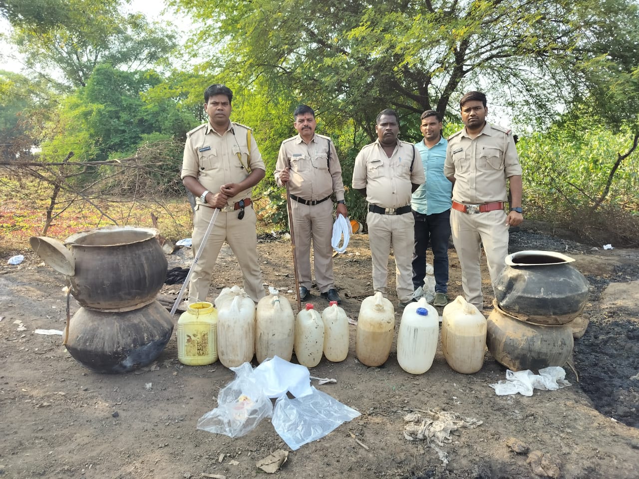 कलेक्टर सुश्री ऋचा प्रकाश चौधरी के निर्देशन में जिले में अवैध शराब निर्माण और भंडारण के विरुद्ध आबकारी विभाग ने की कार्रवाई .. Kshiti Technologies कलेक्टर सुश्री ऋचा प्रकाश चौधरी के निर्देशन में जिले में अवैध शराब निर्माण और भंडारण के विरुद्ध आबकारी विभाग ने की कार्रवाई .. Kshiti Technologies