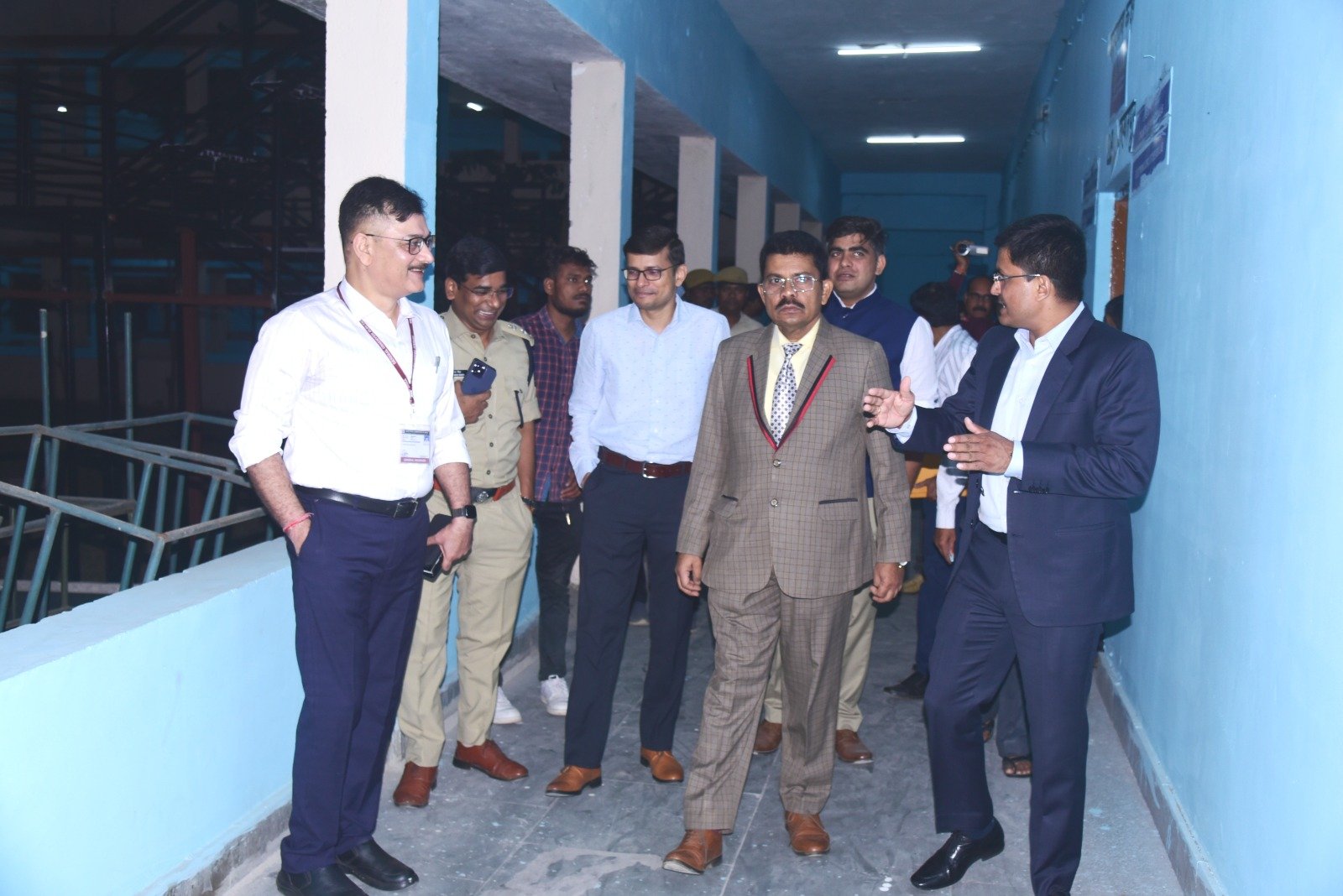 प्रेक्षकों ने मतगणना स्थल एवं स्ट्रांग रूम का लिया जायजा, तैयारियों पर जताया संतोष .. Kshiti Technologies प्रेक्षकों ने मतगणना स्थल एवं स्ट्रांग रूम का लिया जायजा, तैयारियों पर जताया संतोष .. Kshiti Technologies
