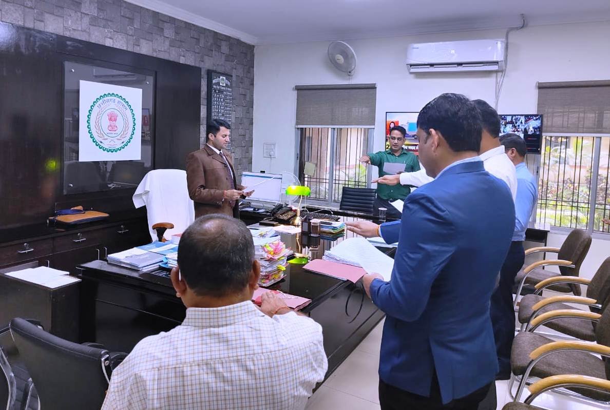 कलेक्टर कार्तिकेया गोयल ने अधिकारी-कर्मचारियों को दिलाई राष्ट्रीय एकता दिवस की शपथ .. Kshiti Technologies कलेक्टर कार्तिकेया गोयल ने अधिकारी-कर्मचारियों को दिलाई राष्ट्रीय एकता दिवस की शपथ .. Kshiti Technologies