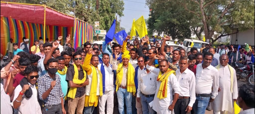 गोंडवाना गणतंत्र पार्टी एवं बीएसपी के संयुक्त उम्मीदवार जितेंद्र चौहान ने आज अपने हजारों समर्थकों के साथ उम्मीदवारी का पर्चा दाखिल किया .. Kshiti Technologies गोंडवाना गणतंत्र पार्टी एवं बीएसपी के संयुक्त उम्मीदवार जितेंद्र चौहान ने आज अपने हजारों समर्थकों के साथ उम्मीदवारी का पर्चा दाखिल किया .. Kshiti Technologies