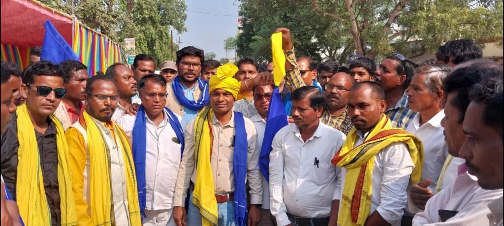 गोंडवाना गणतंत्र पार्टी एवं बीएसपी के संयुक्त उम्मीदवार जितेंद्र चौहान ने आज अपने हजारों समर्थकों के साथ उम्मीदवारी का पर्चा दाखिल किया .. Kshiti Technologies गोंडवाना गणतंत्र पार्टी एवं बीएसपी के संयुक्त उम्मीदवार जितेंद्र चौहान ने आज अपने हजारों समर्थकों के साथ उम्मीदवारी का पर्चा दाखिल किया .. Kshiti Technologies