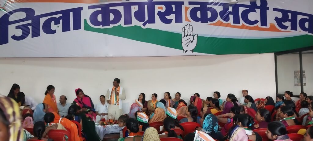सक्ती विधानसभा के कांग्रेस प्रत्याशी डॉ चरणदास महंत ने महिला समूह के साथ की बैठक .. Kshiti Technologies सक्ती विधानसभा के कांग्रेस प्रत्याशी डॉ चरणदास महंत ने महिला समूह के साथ की बैठक .. Kshiti Technologies