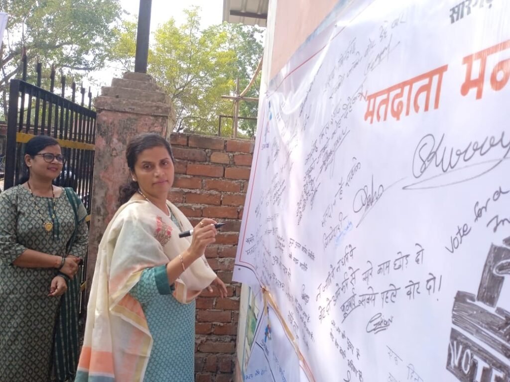 कलेक्टर डॉ. फरिहा आलम सिद्दीकी ने स्कूटी चलाकर बाईक रैली से मतदाता जागरूकता का संदेश दिया .. Kshiti Technologies कलेक्टर डॉ. फरिहा आलम सिद्दीकी ने स्कूटी चलाकर बाईक रैली से मतदाता जागरूकता का संदेश दिया .. Kshiti Technologies