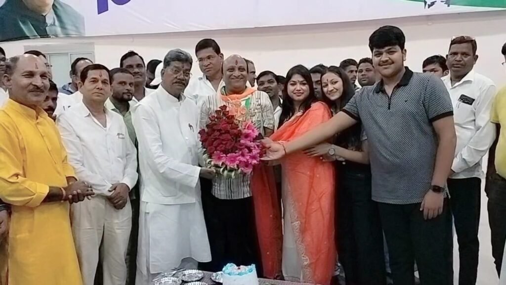 विधानसभा अध्यक्ष एवं सक्ती के लोकप्रिय विधायक डॉ चरणदास महंत ने अपने प्रतिनिधि नरेश गेवाडीन को पुष्प कुछ भेंट कर जन्मदिन की बधाई एवं शुभकामनाएं दी .. Kshiti Technologies विधानसभा अध्यक्ष एवं सक्ती के लोकप्रिय विधायक डॉ चरणदास महंत ने अपने प्रतिनिधि नरेश गेवाडीन को पुष्प कुछ भेंट कर जन्मदिन की बधाई एवं शुभकामनाएं दी .. Kshiti Technologies
