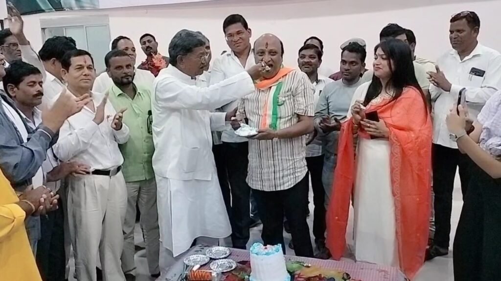 विधानसभा अध्यक्ष एवं सक्ती के लोकप्रिय विधायक डॉ चरणदास महंत ने अपने प्रतिनिधि नरेश गेवाडीन को पुष्प कुछ भेंट कर जन्मदिन की बधाई एवं शुभकामनाएं दी .. Kshiti Technologies विधानसभा अध्यक्ष एवं सक्ती के लोकप्रिय विधायक डॉ चरणदास महंत ने अपने प्रतिनिधि नरेश गेवाडीन को पुष्प कुछ भेंट कर जन्मदिन की बधाई एवं शुभकामनाएं दी .. Kshiti Technologies