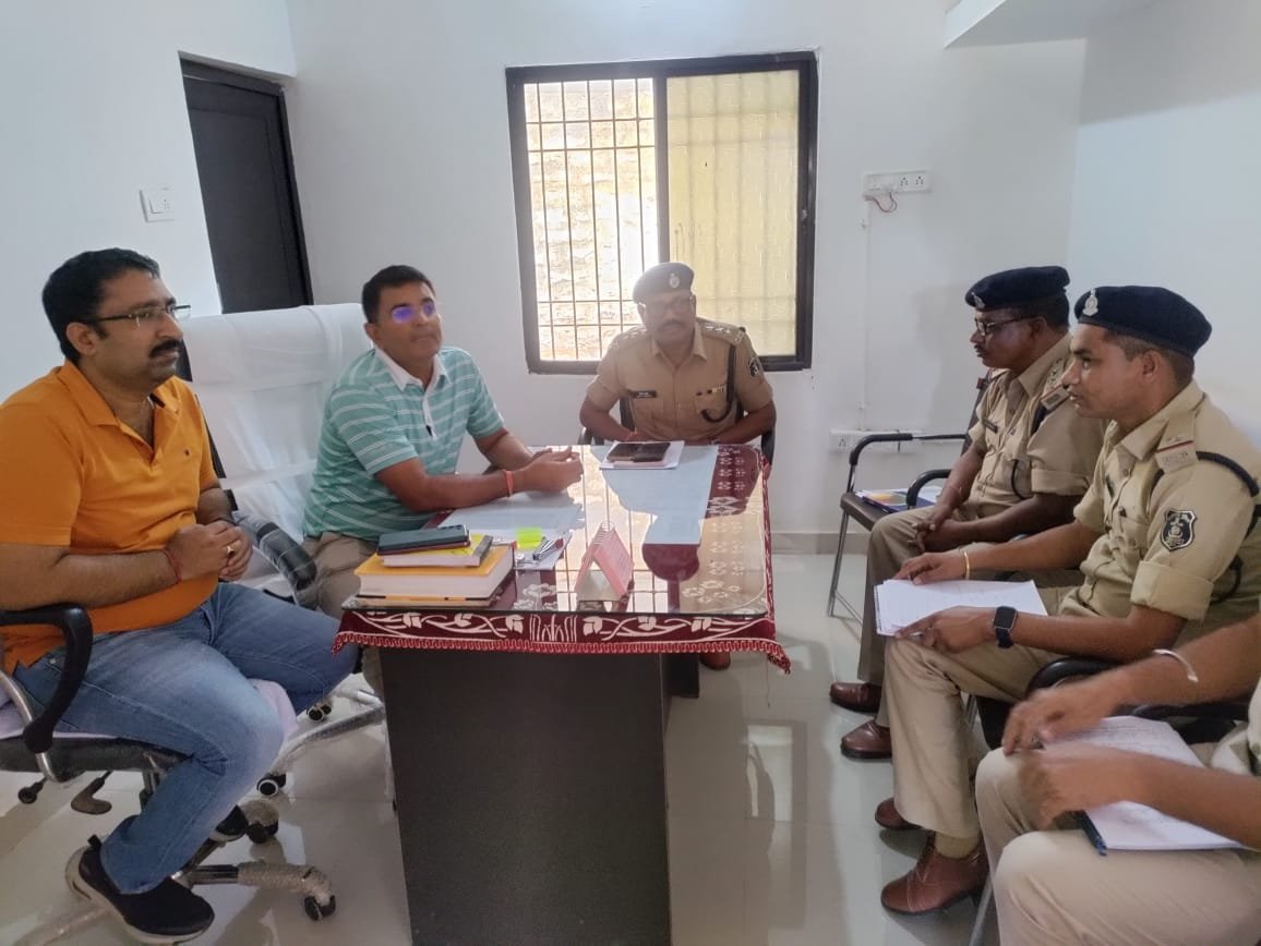 थाना के पास बेरिकेटिंग कर सख्त चेकिंग करें : पुलिस ऑब्जर्वर राजेंद्र कुमार मीणा .. Kshiti Technologies थाना के पास बेरिकेटिंग कर सख्त चेकिंग करें : पुलिस ऑब्जर्वर राजेंद्र कुमार मीणा .. Kshiti Technologies