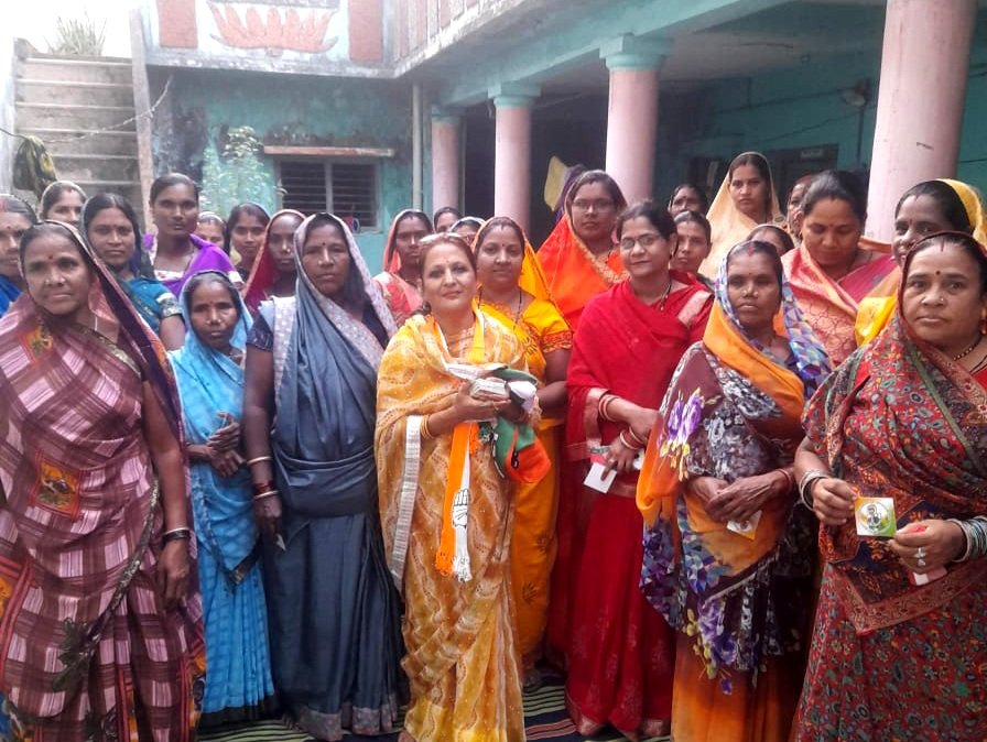 सफेद महल की बहुरानी दिव्या सिंह ने कांग्रेस के प्रत्याशी डॉ चरणदास महंत के पक्ष मे अपनी टीम के साथ विधानसभा क्षेत्र में प्रारंभ किया सघन जनसंपर्क अभियान .. Kshiti Technologies सफेद महल की बहुरानी दिव्या सिंह ने कांग्रेस के प्रत्याशी डॉ चरणदास महंत के पक्ष मे अपनी टीम के साथ विधानसभा क्षेत्र में प्रारंभ किया सघन जनसंपर्क अभियान .. Kshiti Technologies