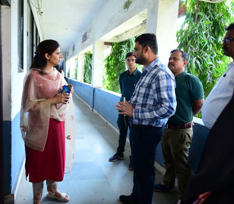 आईएएस एवं सामान्य प्रेक्षक डॉ.रूपांजलि कार्तिक ने किया मतदान केंद्रों का निरीक्षण .. Kshiti Technologies आईएएस एवं सामान्य प्रेक्षक डॉ.रूपांजलि कार्तिक ने किया मतदान केंद्रों का निरीक्षण .. Kshiti Technologies