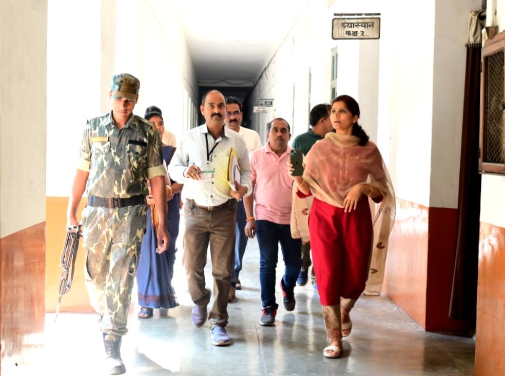 आईएएस एवं सामान्य प्रेक्षक डॉ.रूपांजलि कार्तिक ने किया मतदान केंद्रों का निरीक्षण .. Kshiti Technologies आईएएस एवं सामान्य प्रेक्षक डॉ.रूपांजलि कार्तिक ने किया मतदान केंद्रों का निरीक्षण .. Kshiti Technologies