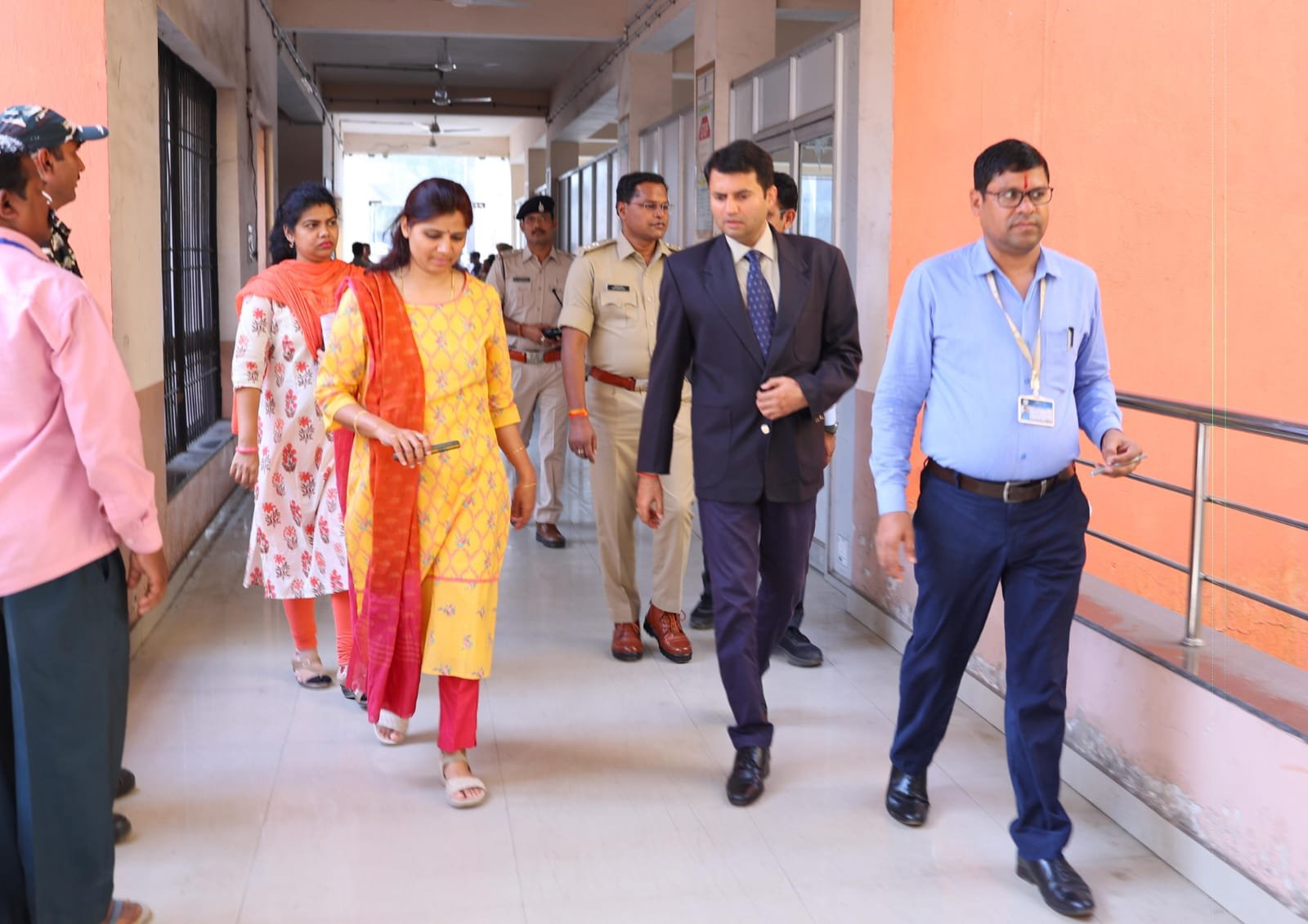 सामान्य प्रेक्षक, कलेक्टर एवं प्रत्याशियों की उपस्थिति में रिटर्निंग ऑफिसर एवं टीम द्वारा ईवीएम कमीशनिंग कार्य प्रारंभ .. Kshiti Technologies सामान्य प्रेक्षक, कलेक्टर एवं प्रत्याशियों की उपस्थिति में रिटर्निंग ऑफिसर एवं टीम द्वारा ईवीएम कमीशनिंग कार्य प्रारंभ .. Kshiti Technologies