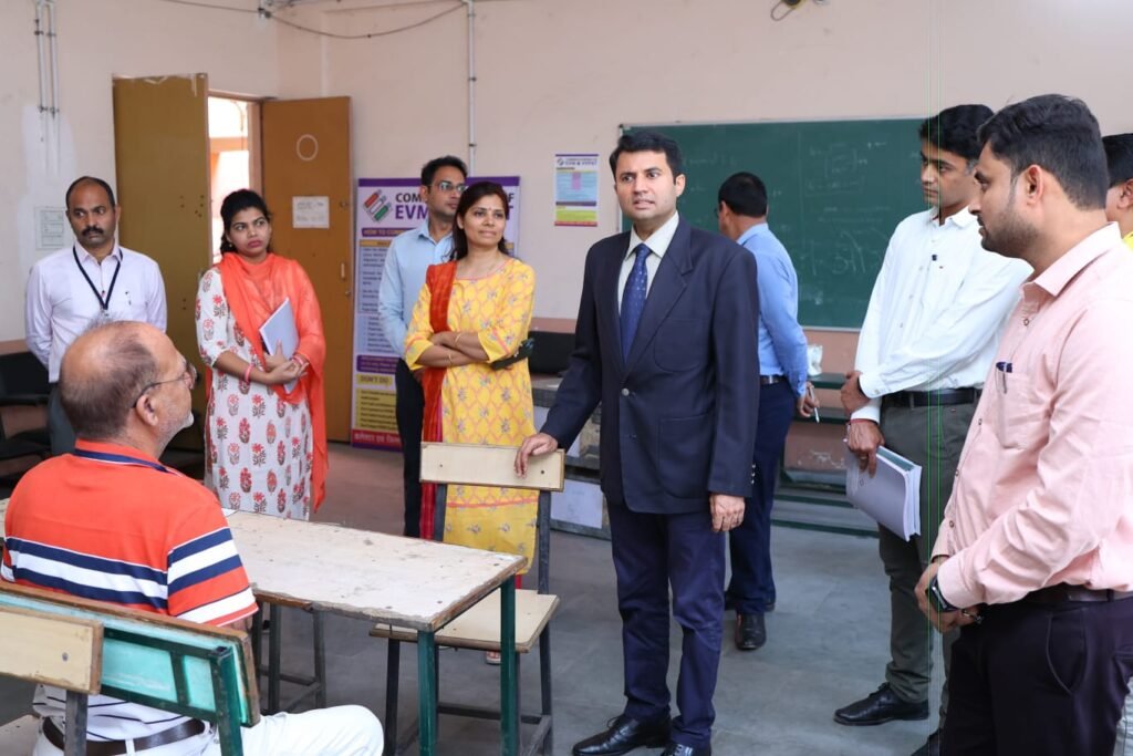 सामान्य प्रेक्षक, कलेक्टर एवं प्रत्याशियों की उपस्थिति में रिटर्निंग ऑफिसर एवं टीम द्वारा ईवीएम कमीशनिंग कार्य प्रारंभ .. Kshiti Technologies सामान्य प्रेक्षक, कलेक्टर एवं प्रत्याशियों की उपस्थिति में रिटर्निंग ऑफिसर एवं टीम द्वारा ईवीएम कमीशनिंग कार्य प्रारंभ .. Kshiti Technologies