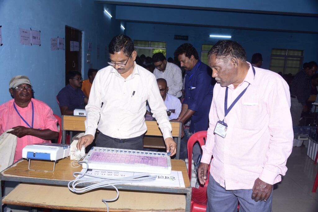 मतदान के लिए तैयार की जा रही है ईव्हीएम मशीनें .. Kshiti Technologies मतदान के लिए तैयार की जा रही है ईव्हीएम मशीनें .. Kshiti Technologies