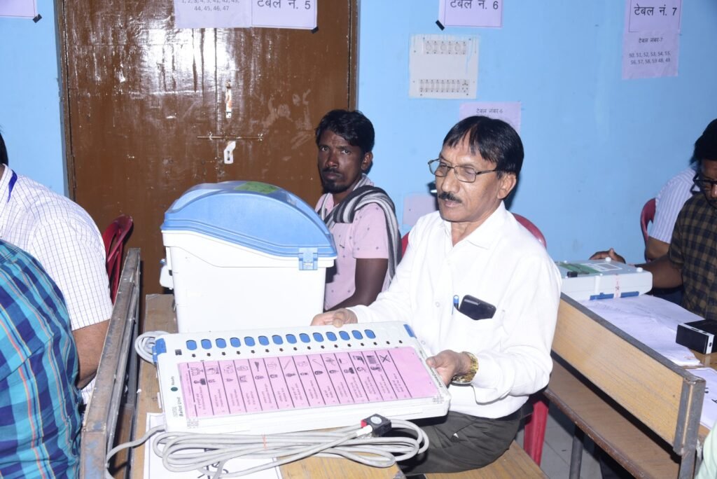 मतदान के लिए तैयार की जा रही है ईव्हीएम मशीनें .. Kshiti Technologies मतदान के लिए तैयार की जा रही है ईव्हीएम मशीनें .. Kshiti Technologies