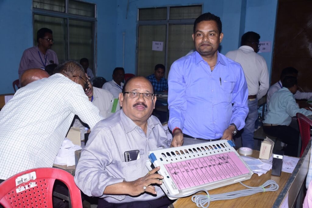 मतदान के लिए तैयार की जा रही है ईव्हीएम मशीनें .. Kshiti Technologies मतदान के लिए तैयार की जा रही है ईव्हीएम मशीनें .. Kshiti Technologies