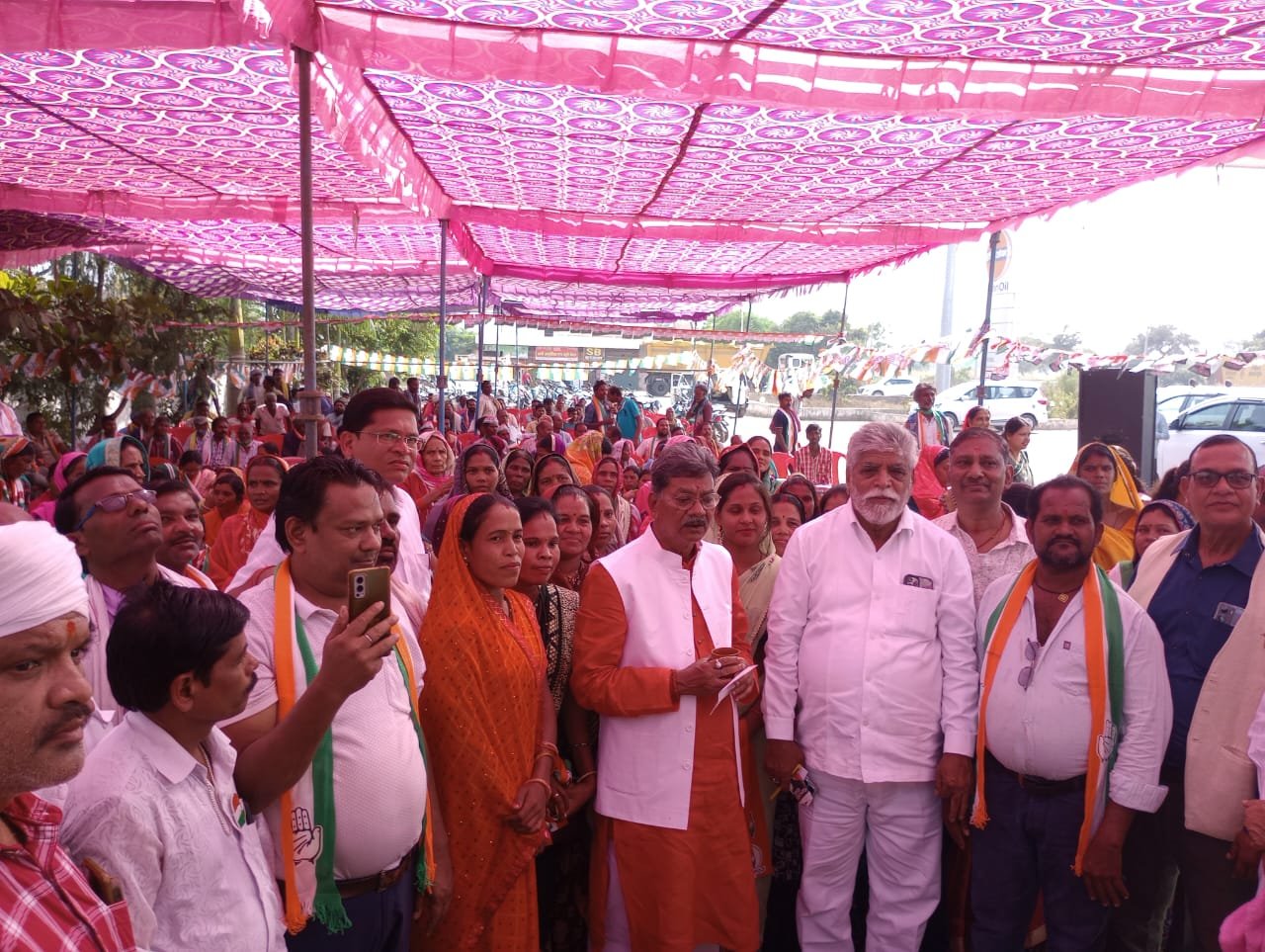 विधानसभा अध्यक्ष एवं सक्ती के लोकप्रिय विधायक डॉ चरण दास महंत ने बसपा एवं भाजपा के सक्रिय कार्यकर्ताओं को गमछा पहनाकर कांग्रेस प्रवेश कराया .. Kshiti Technologies विधानसभा अध्यक्ष एवं सक्ती के लोकप्रिय विधायक डॉ चरण दास महंत ने बसपा एवं भाजपा के सक्रिय कार्यकर्ताओं को गमछा पहनाकर कांग्रेस प्रवेश कराया .. Kshiti Technologies