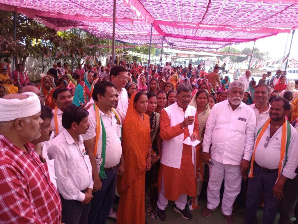 विधानसभा अध्यक्ष एवं सक्ती के लोकप्रिय विधायक डॉ चरण दास महंत ने बसपा एवं भाजपा के सक्रिय कार्यकर्ताओं को गमछा पहनाकर कांग्रेस प्रवेश कराया .. Kshiti Technologies विधानसभा अध्यक्ष एवं सक्ती के लोकप्रिय विधायक डॉ चरण दास महंत ने बसपा एवं भाजपा के सक्रिय कार्यकर्ताओं को गमछा पहनाकर कांग्रेस प्रवेश कराया .. Kshiti Technologies