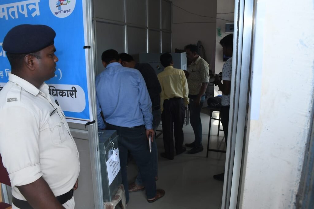 11 नवम्बर तक किया जाएगा मतदान दलों का डाकमत पत्र से मतदान .. Kshiti Technologies 11 नवम्बर तक किया जाएगा मतदान दलों का डाकमत पत्र से मतदान .. Kshiti Technologies