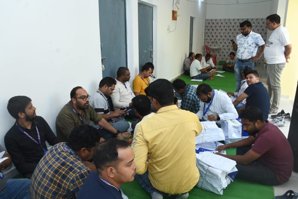 मतदान दलों के लिए तैयार किया जा रहा मतदान किट .. Kshiti Technologies मतदान दलों के लिए तैयार किया जा रहा मतदान किट .. Kshiti Technologies