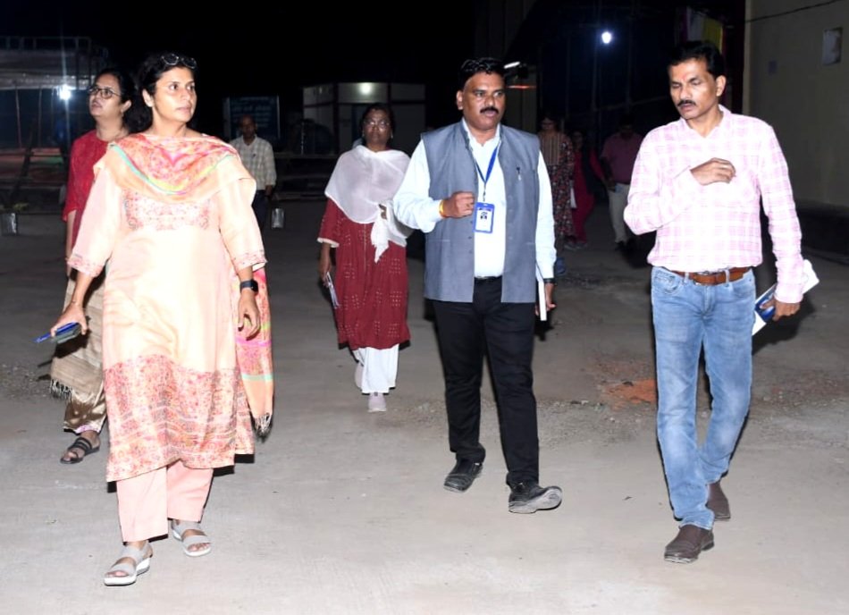 कलेक्टर डॉ फरिहा आलम सिद्दीकी ने मतदान सामग्री वितरण व्यवस्था का लिया जायजा .. Kshiti Technologies