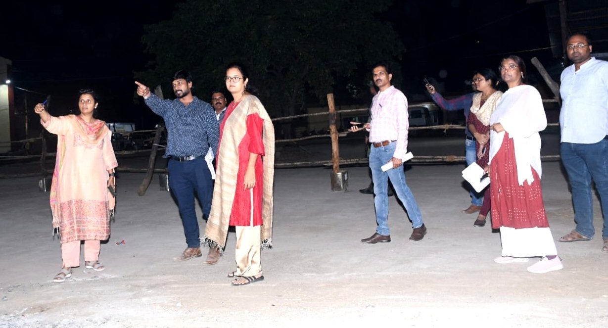 कलेक्टर डॉ फरिहा आलम सिद्दीकी ने मतदान सामग्री वितरण व्यवस्था का लिया जायजा .. Kshiti Technologies