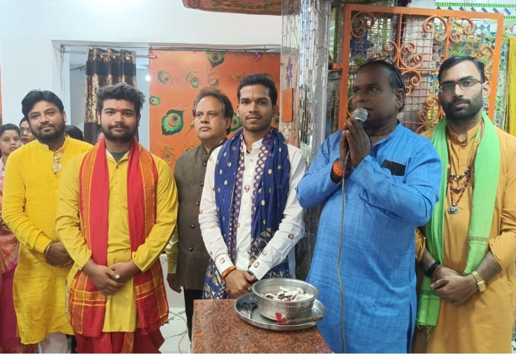 श्री सिद्ध हनुमान मंदिर में २६वें मंगलवार को गोवर्धन पूजा पर्व पर महाआरती में पंडित आनंद दुबे के साथ श्री सत्य साई सेवा समिति देवी के लोग हुए शामिल .. Kshiti Technologies श्री सिद्ध हनुमान मंदिर में २६वें मंगलवार को गोवर्धन पूजा पर्व पर महाआरती में पंडित आनंद दुबे के साथ श्री सत्य साई सेवा समिति देवी के लोग हुए शामिल .. Kshiti Technologies