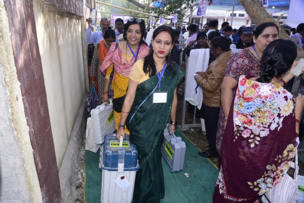 जिले के 06 विधानसभा क्षेत्रों के मतदान दलों को मतदान सामग्री का वितरण जारी .. Kshiti Technologies जिले के 06 विधानसभा क्षेत्रों के मतदान दलों को मतदान सामग्री का वितरण जारी .. Kshiti Technologies