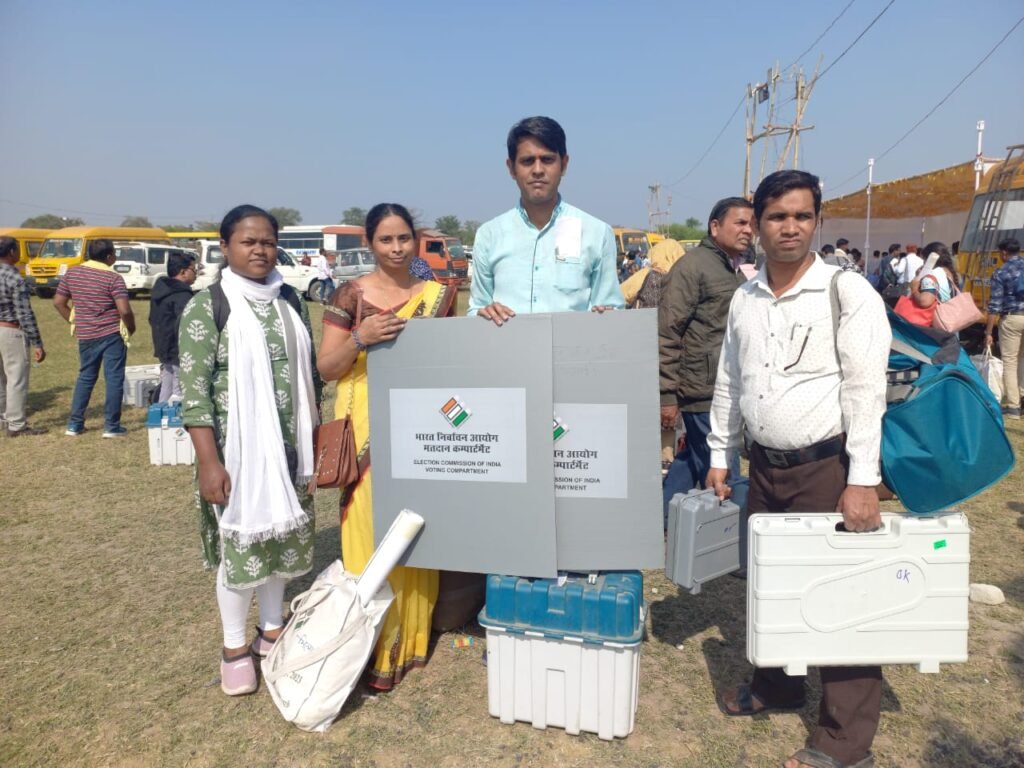 विधानसभा निर्वाचन 2023 - कलेक्टर एवं जिला निर्वाचन अधिकारी डाॅ फरिहा आलम सिद्दीकी ने महिला मतदान कर्मियों के साथ सेल्फी लेकर किया उनका उत्साहवर्धन .. Kshiti Technologies विधानसभा निर्वाचन 2023 - कलेक्टर एवं जिला निर्वाचन अधिकारी डाॅ फरिहा आलम सिद्दीकी ने महिला मतदान कर्मियों के साथ सेल्फी लेकर किया उनका उत्साहवर्धन .. Kshiti Technologies