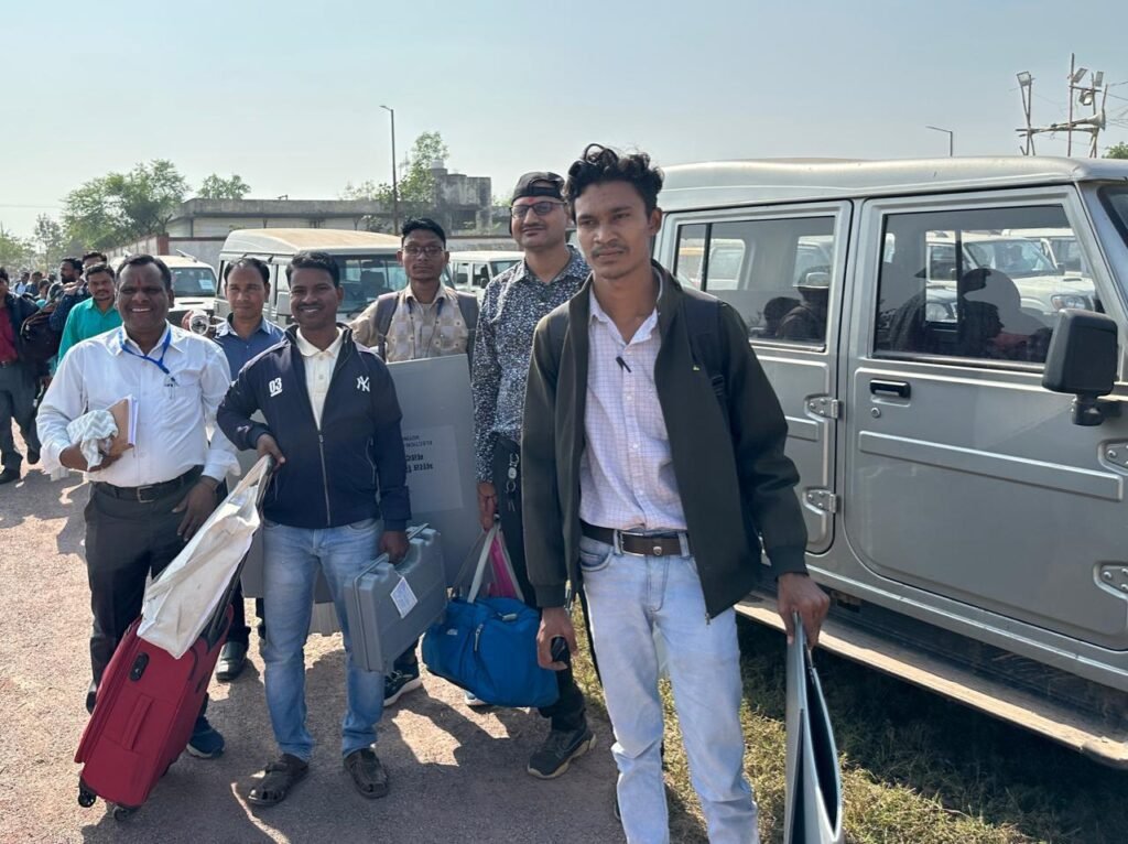 विधानसभा निर्वाचन 2023 - कलेक्टर एवं जिला निर्वाचन अधिकारी डाॅ फरिहा आलम सिद्दीकी ने महिला मतदान कर्मियों के साथ सेल्फी लेकर किया उनका उत्साहवर्धन .. Kshiti Technologies विधानसभा निर्वाचन 2023 - कलेक्टर एवं जिला निर्वाचन अधिकारी डाॅ फरिहा आलम सिद्दीकी ने महिला मतदान कर्मियों के साथ सेल्फी लेकर किया उनका उत्साहवर्धन .. Kshiti Technologies