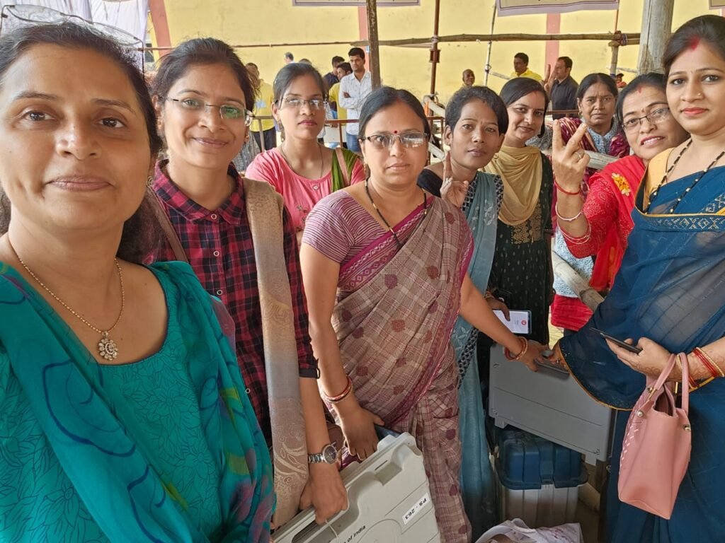 विधानसभा निर्वाचन 2023 - कलेक्टर एवं जिला निर्वाचन अधिकारी डाॅ फरिहा आलम सिद्दीकी ने महिला मतदान कर्मियों के साथ सेल्फी लेकर किया उनका उत्साहवर्धन .. Kshiti Technologies विधानसभा निर्वाचन 2023 - कलेक्टर एवं जिला निर्वाचन अधिकारी डाॅ फरिहा आलम सिद्दीकी ने महिला मतदान कर्मियों के साथ सेल्फी लेकर किया उनका उत्साहवर्धन .. Kshiti Technologies