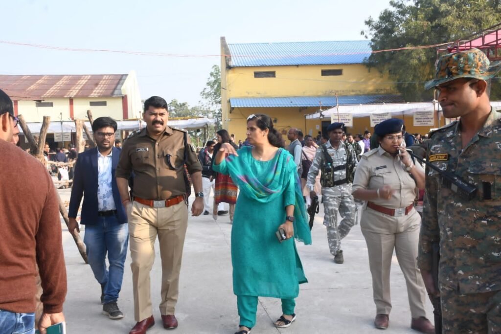 विधानसभा निर्वाचन 2023 - कलेक्टर एवं जिला निर्वाचन अधिकारी डाॅ फरिहा आलम सिद्दीकी ने महिला मतदान कर्मियों के साथ सेल्फी लेकर किया उनका उत्साहवर्धन .. Kshiti Technologies विधानसभा निर्वाचन 2023 - कलेक्टर एवं जिला निर्वाचन अधिकारी डाॅ फरिहा आलम सिद्दीकी ने महिला मतदान कर्मियों के साथ सेल्फी लेकर किया उनका उत्साहवर्धन .. Kshiti Technologies