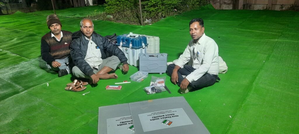 मतदान दलों का शुरू हुआ वापसी का दौर, जमा हो रहे ईव्हीएम .. Kshiti Technologies