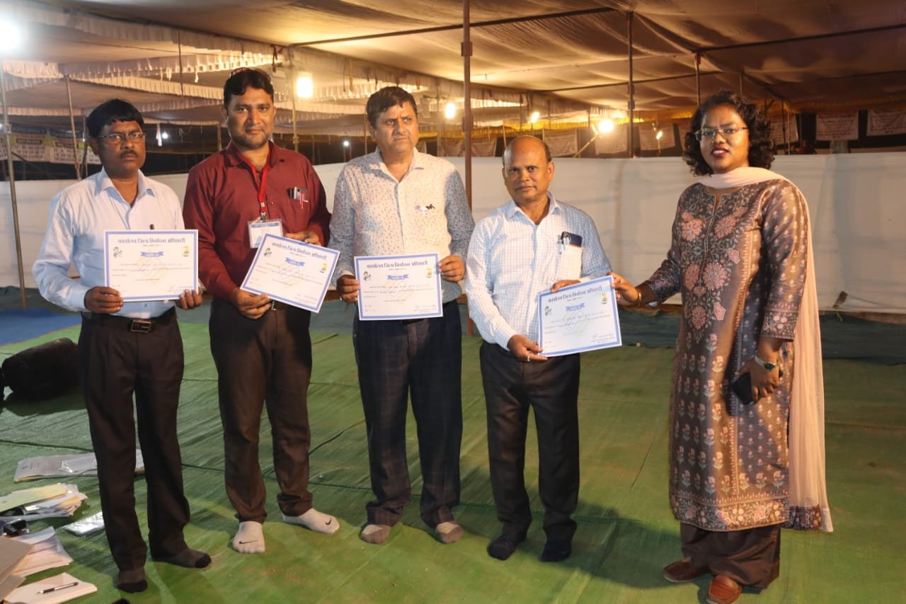 मतदान कराकर लौटे मतदान दलों का कलेक्टर एवं जिला निर्वाचन अधिकारी नूपुर राशि पन्ना ने प्रशस्ति पत्र देकर किया स्वागत Kshiti Technologies मतदान कराकर लौटे मतदान दलों का कलेक्टर एवं जिला निर्वाचन अधिकारी नूपुर राशि पन्ना ने प्रशस्ति पत्र देकर किया स्वागत Kshiti Technologies