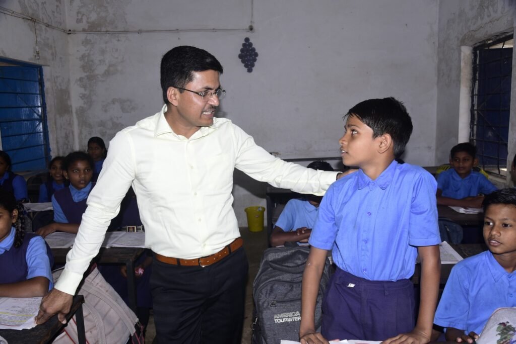 कलेक्टर ने धान खरीदी केन्द्र एवं स्कूल का किया निरीक्षण .. Kshiti Technologies कलेक्टर ने धान खरीदी केन्द्र एवं स्कूल का किया निरीक्षण .. Kshiti Technologies