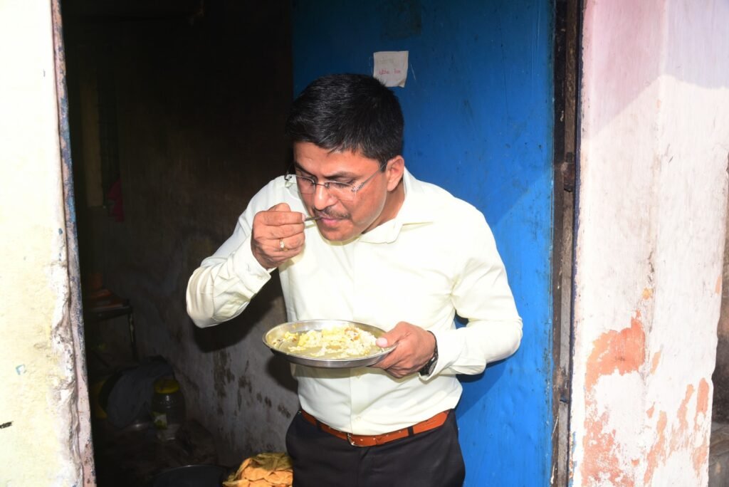 कलेक्टर ने धान खरीदी केन्द्र एवं स्कूल का किया निरीक्षण .. Kshiti Technologies कलेक्टर ने धान खरीदी केन्द्र एवं स्कूल का किया निरीक्षण .. Kshiti Technologies