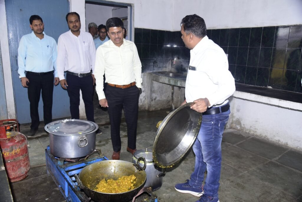 कलेक्टर ने धान खरीदी केन्द्र एवं स्कूल का किया निरीक्षण .. Kshiti Technologies कलेक्टर ने धान खरीदी केन्द्र एवं स्कूल का किया निरीक्षण .. Kshiti Technologies