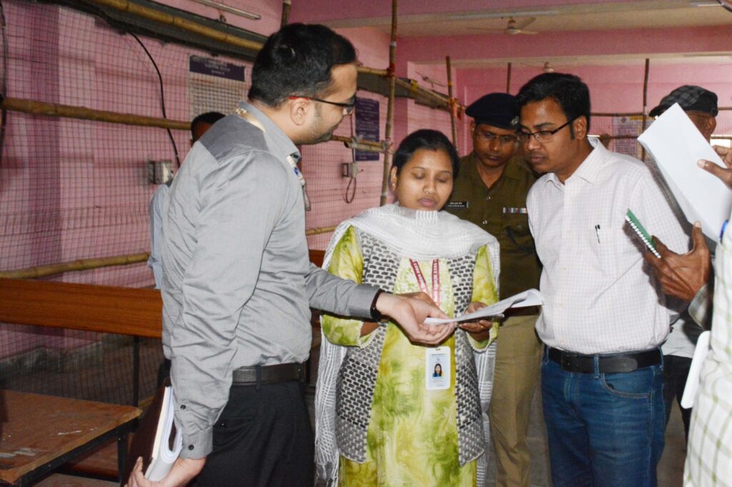 उप मुख्य निर्वाचन पदाधिकारी विनय अग्रवाल ने मतगणना स्थल का किया निरीक्षण .. Kshiti Technologies उप मुख्य निर्वाचन पदाधिकारी विनय अग्रवाल ने मतगणना स्थल का किया निरीक्षण .. Kshiti Technologies