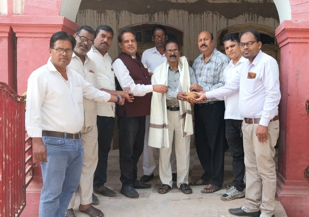 जिला चिकित्सालय के संतोष कुमार सोनवानी के सेवानिवृति पर शाल श्रीफल भेंटकर दी गई शुभकामना .. Kshiti Technologies जिला चिकित्सालय के संतोष कुमार सोनवानी के सेवानिवृति पर शाल श्रीफल भेंटकर दी गई शुभकामना .. Kshiti Technologies