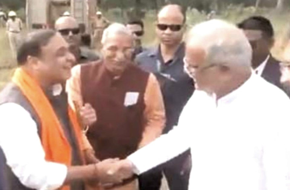 मुख्यमंत्री भूपेश बघेल और असम के मुख्यमंत्री हिमंता बिस्वा सरमा चुनावी प्रचार के दौरान हुए आमने-सामने .. Kshiti Technologies मुख्यमंत्री भूपेश बघेल और असम के मुख्यमंत्री हिमंता बिस्वा सरमा चुनावी प्रचार के दौरान हुए आमने-सामने .. Kshiti Technologies