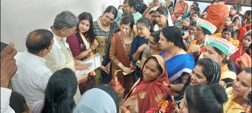 सक्ती विधानसभा के कांग्रेस प्रत्याशी डॉ चरणदास महंत ने महिला समूह के साथ की बैठक .. Kshiti Technologies सक्ती विधानसभा के कांग्रेस प्रत्याशी डॉ चरणदास महंत ने महिला समूह के साथ की बैठक .. Kshiti Technologies