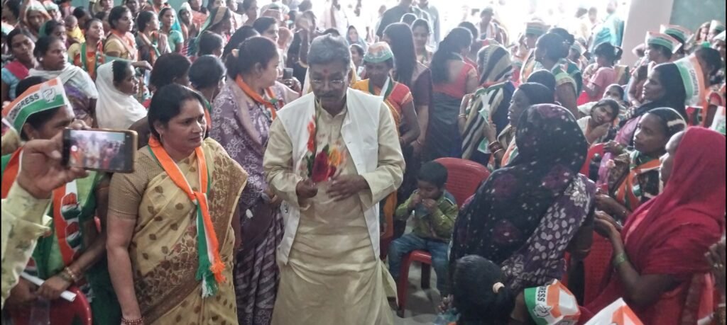 सक्ती विधानसभा के कांग्रेस प्रत्याशी डॉ चरणदास महंत ने महिला समूह के साथ की बैठक .. Kshiti Technologies सक्ती विधानसभा के कांग्रेस प्रत्याशी डॉ चरणदास महंत ने महिला समूह के साथ की बैठक .. Kshiti Technologies