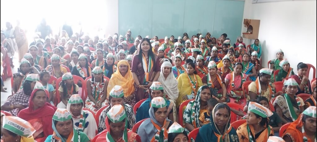 सक्ती विधानसभा के कांग्रेस प्रत्याशी डॉ चरणदास महंत ने महिला समूह के साथ की बैठक .. Kshiti Technologies सक्ती विधानसभा के कांग्रेस प्रत्याशी डॉ चरणदास महंत ने महिला समूह के साथ की बैठक .. Kshiti Technologies