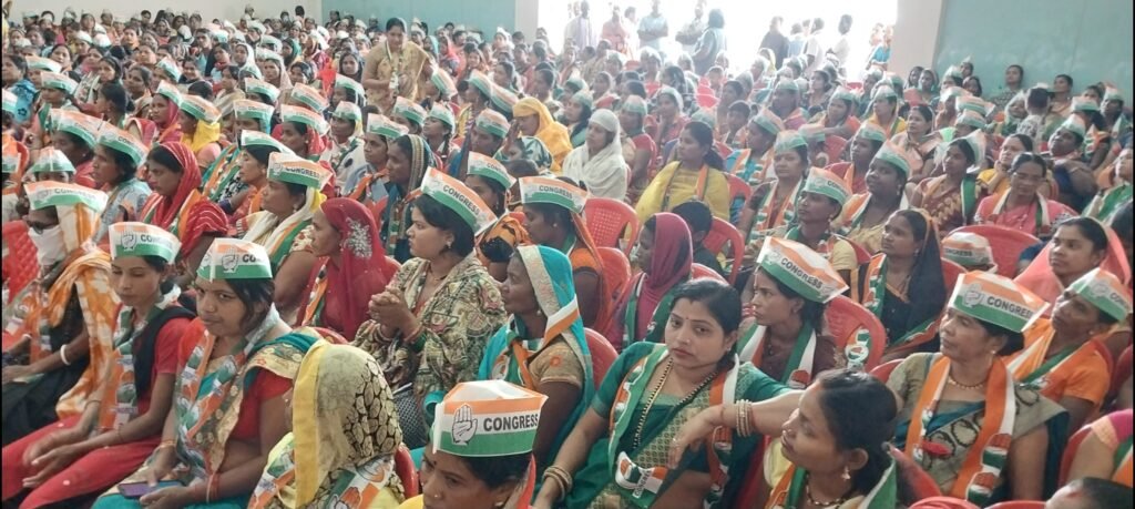 सक्ती विधानसभा के कांग्रेस प्रत्याशी डॉ चरणदास महंत ने महिला समूह के साथ की बैठक .. Kshiti Technologies सक्ती विधानसभा के कांग्रेस प्रत्याशी डॉ चरणदास महंत ने महिला समूह के साथ की बैठक .. Kshiti Technologies