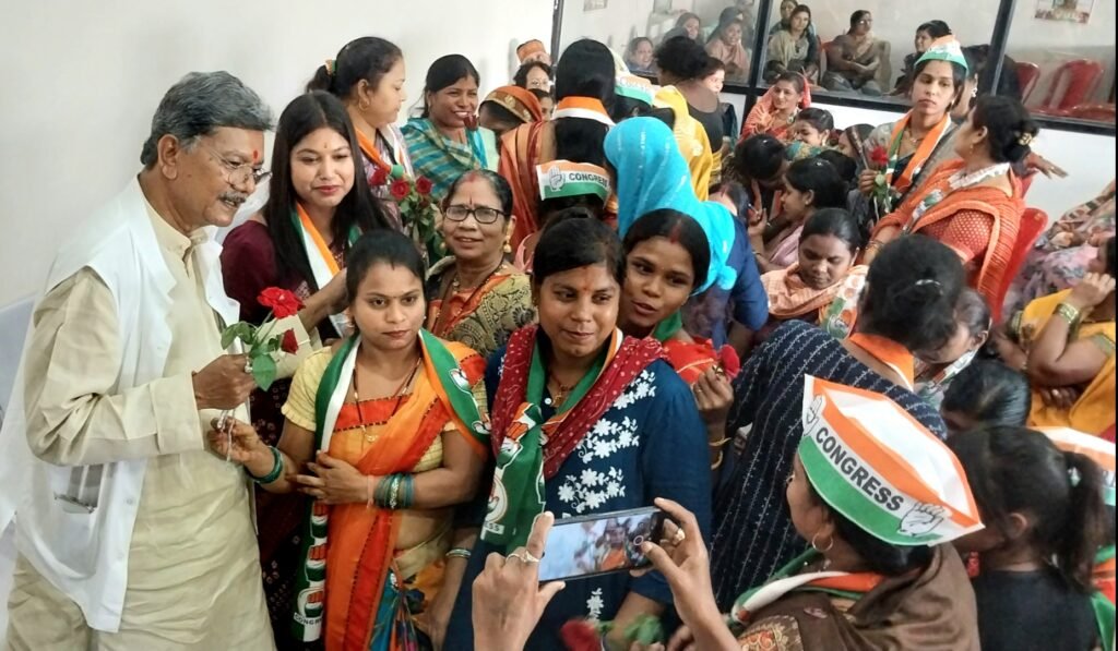 सक्ती विधानसभा के कांग्रेस प्रत्याशी डॉ चरणदास महंत ने महिला समूह के साथ की बैठक .. Kshiti Technologies सक्ती विधानसभा के कांग्रेस प्रत्याशी डॉ चरणदास महंत ने महिला समूह के साथ की बैठक .. Kshiti Technologies