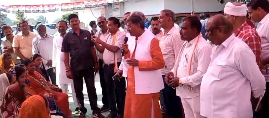 विधानसभा अध्यक्ष एवं सक्ती के लोकप्रिय विधायक डॉ चरण दास महंत ने बसपा एवं भाजपा के सक्रिय कार्यकर्ताओं को गमछा पहनाकर कांग्रेस प्रवेश कराया .. Kshiti Technologies विधानसभा अध्यक्ष एवं सक्ती के लोकप्रिय विधायक डॉ चरण दास महंत ने बसपा एवं भाजपा के सक्रिय कार्यकर्ताओं को गमछा पहनाकर कांग्रेस प्रवेश कराया .. Kshiti Technologies