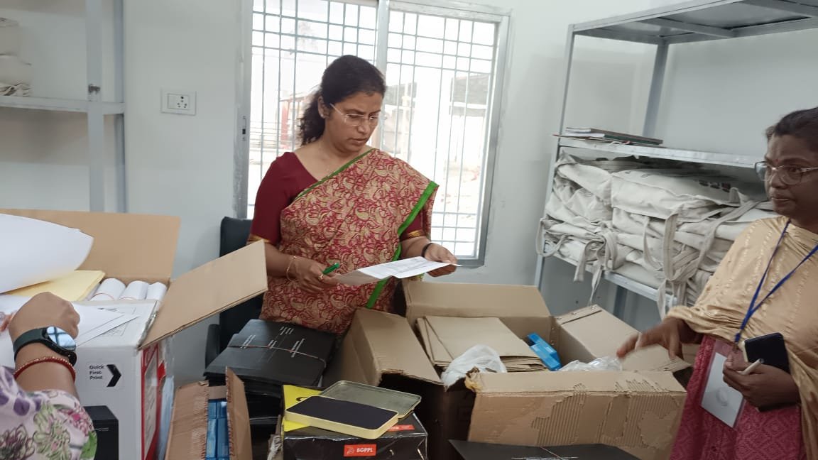 जिला निर्वाचन अधिकारी डॉ. फरिहा आलम सिद्दीकी ने मतगणना स्टेशनरी सामग्रियों को चेक कीया .. Kshiti Technologies जिला निर्वाचन अधिकारी डॉ. फरिहा आलम सिद्दीकी ने मतगणना स्टेशनरी सामग्रियों को चेक कीया .. Kshiti Technologies