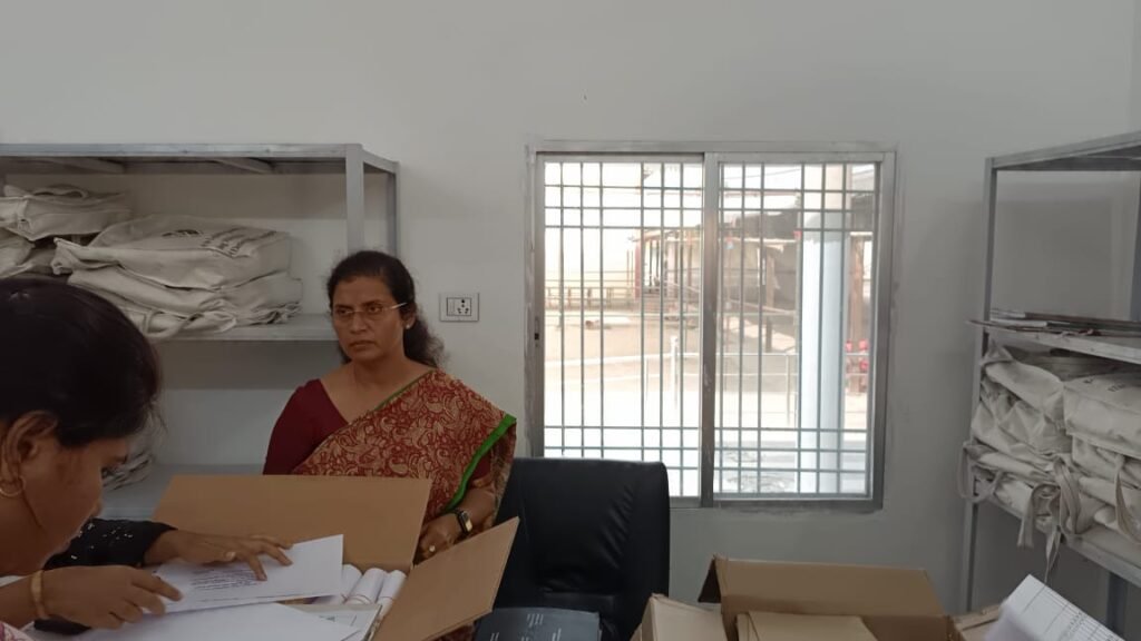 जिला निर्वाचन अधिकारी डॉ. फरिहा आलम सिद्दीकी ने मतगणना स्टेशनरी सामग्रियों को चेक कीया .. Kshiti Technologies जिला निर्वाचन अधिकारी डॉ. फरिहा आलम सिद्दीकी ने मतगणना स्टेशनरी सामग्रियों को चेक कीया .. Kshiti Technologies