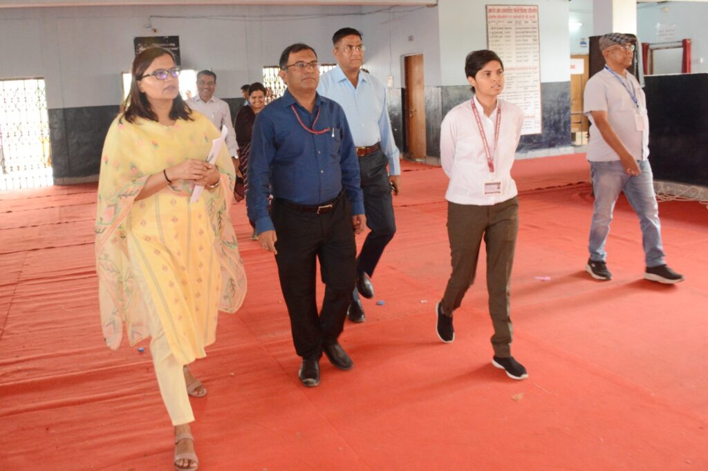 सामान्य प्रेक्षक, कलेक्टर, एसपी ने मतगणना स्थल पहुंचकर व्यवस्थाओं का लिया जायजा .. Kshiti Technologies सामान्य प्रेक्षक, कलेक्टर, एसपी ने मतगणना स्थल पहुंचकर व्यवस्थाओं का लिया जायजा .. Kshiti Technologies