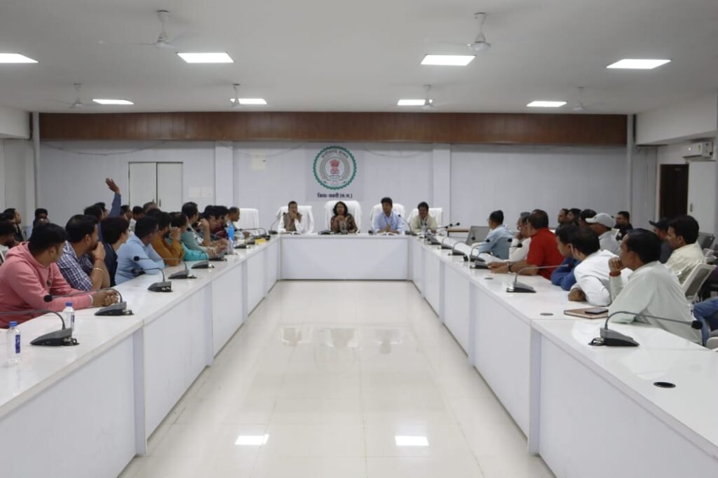 तीनों विधानसभा के लिए नियुक्त सामान्य प्रेक्षक और कलेक्टर ने सभी माइक्रोऑब्जर्वर की ली फाइनल बैठक .. Kshiti Technologies तीनों विधानसभा के लिए नियुक्त सामान्य प्रेक्षक और कलेक्टर ने सभी माइक्रोऑब्जर्वर की ली फाइनल बैठक .. Kshiti Technologies