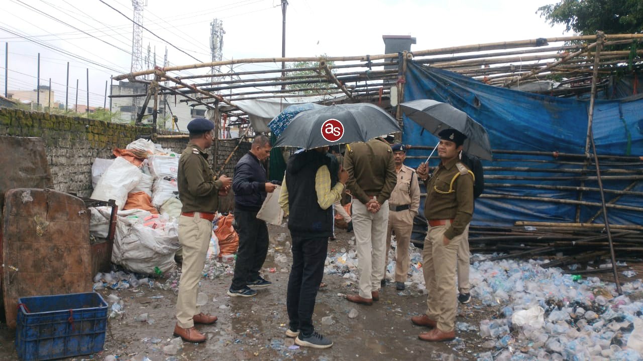 सरकार के बदलते ही अवैध कारोबार पर कार्रवाई शुरू….शहर के चखना सेंटरों को किया जा रहा ध्वस्त अवैध अहातों पर चले बुलडोज़र .. Kshiti Technologies सरकार के बदलते ही अवैध कारोबार पर कार्रवाई शुरू….शहर के चखना सेंटरों को किया जा रहा ध्वस्त अवैध अहातों पर चले बुलडोज़र .. Kshiti Technologies